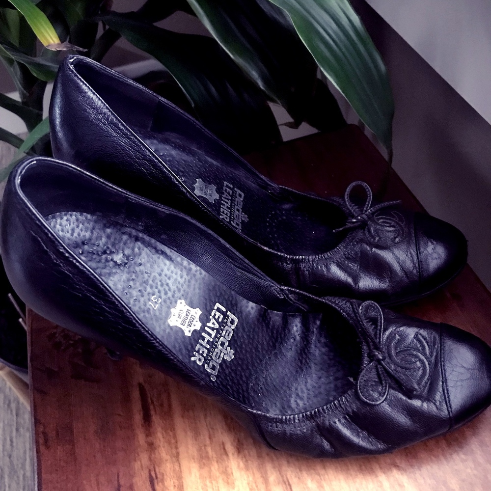 RARE CHANEL BLACK PUMP CAP TOE BOW DETAIL SIZE 6